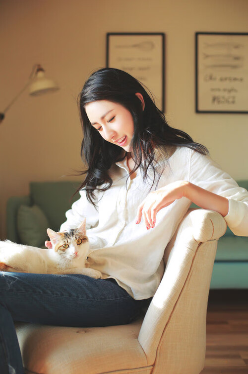 新加坡骑手Alice Shi在Jumping World Challenge中获得B类组别前三名，成绩优异。